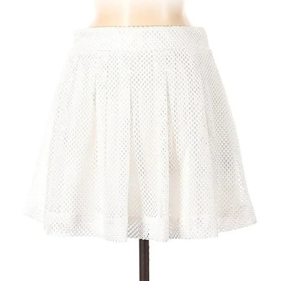 Banana Republic | White Mesh Net Knit Perforated Mini Skirt Size 6 Small - Picture 2 of 3